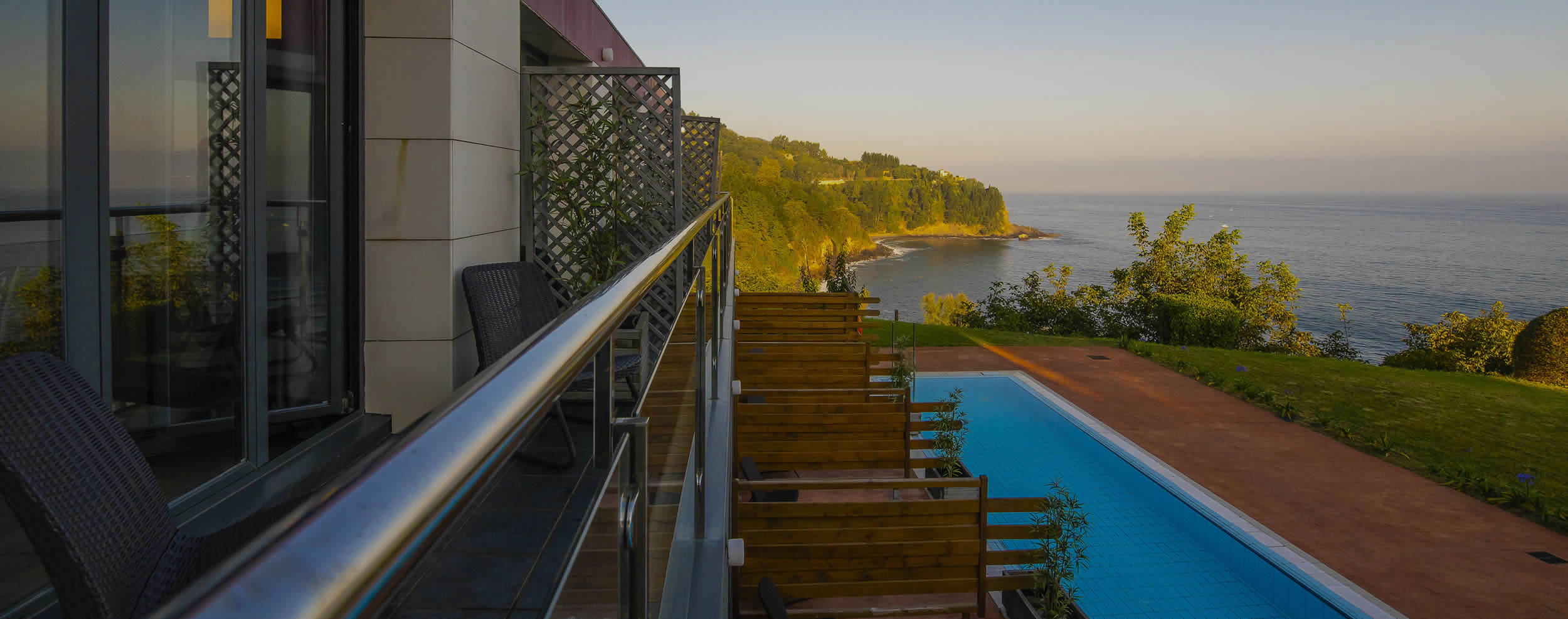 Hotel para empresas en la costa de Mutriku, habitaciones silenciosas con vistas al mar, acceso biométrico 24h