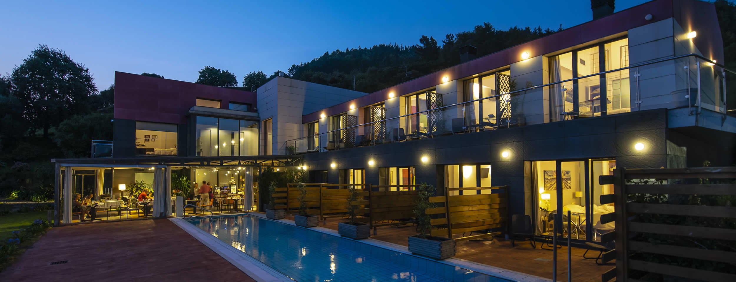 Hotel para empresas en la costa de Mutriku, habitaciones silenciosas con vistas al mar, acceso biométrico 24h